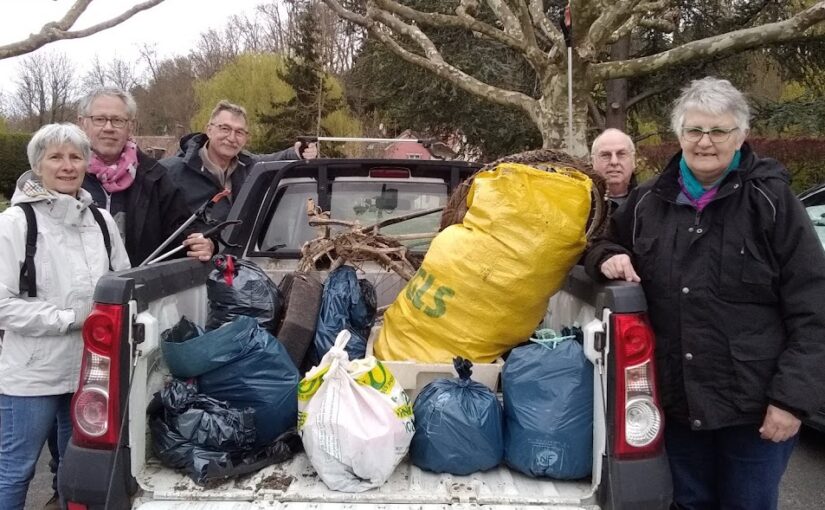 les randonneurs du Comité des Fêtes de Fontaine le port s'investissent comme nettoyeurs dans le ramassage des déchets