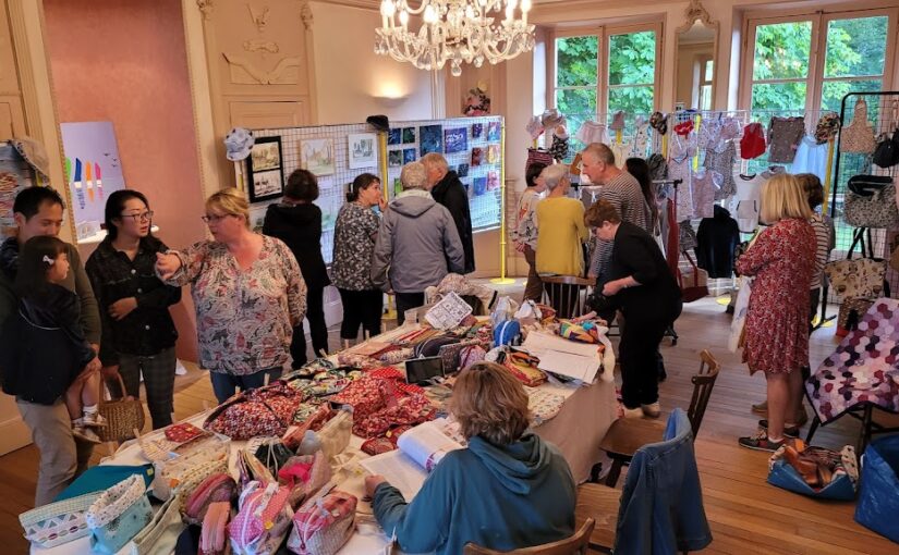 les ateliers couleur-passion du Comité des Fêtes de Fontaine le Port exposent leurs travaux lors de la fête de l'été