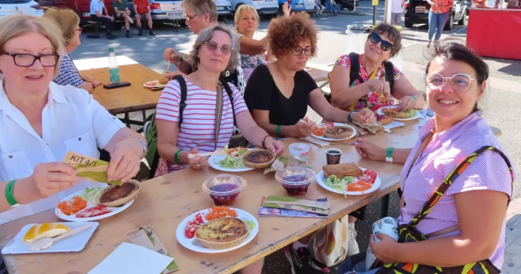 Les patcheuses retournent au berceau. paysages vosgiens, amitié, gastronomie locale et recouvrez abondamment avec des bouts de tissus colorés