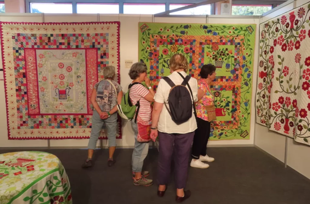 Les patcheuses retournent au berceau. paysages vosgiens, amitié, gastronomie locale et recouvrez abondamment avec des bouts de tissus colorés